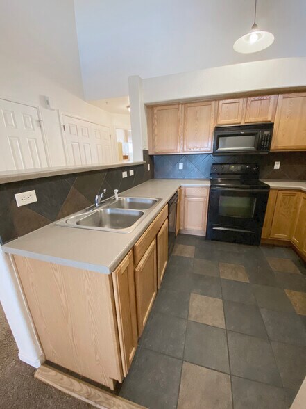 Building Photo - 5485 Zephyr St