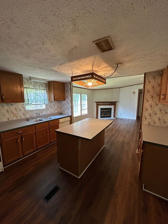 Building Photo - Bremen Home Available Now!