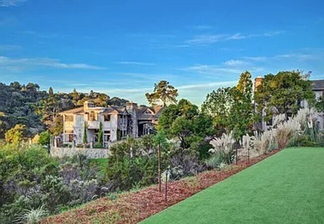 Building Photo - STUNNING LUXURY HOME WITH GORGEOUS SETTING IN WONDERFUL ORINDA!