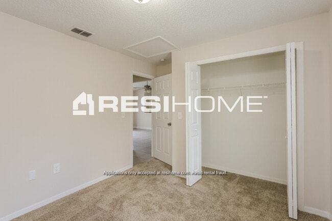 Building Photo - 8000 Glenridge Loop W
