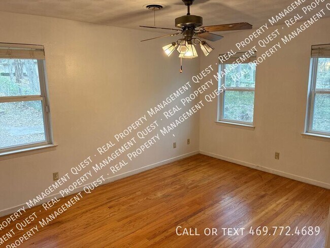 Building Photo - 1001 Crestview Dr