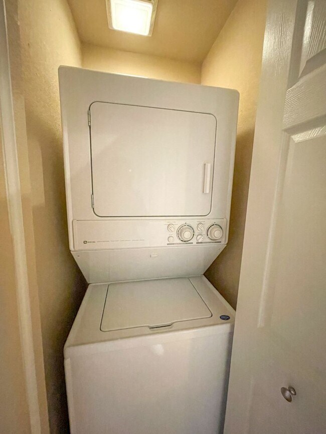 Building Photo - Gorgeous Natomas Condo