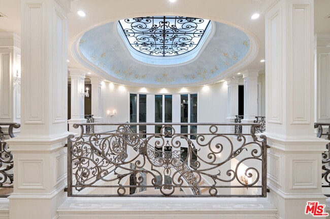 Building Photo - 718 N Rodeo Dr