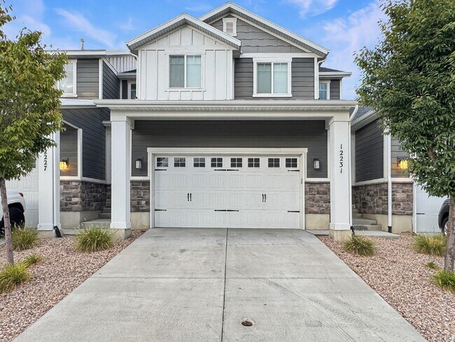 Building Photo - Beautiful Townhouse in Draper - 3 BD 2.5 BA 2 GA - 2250 Square Feet