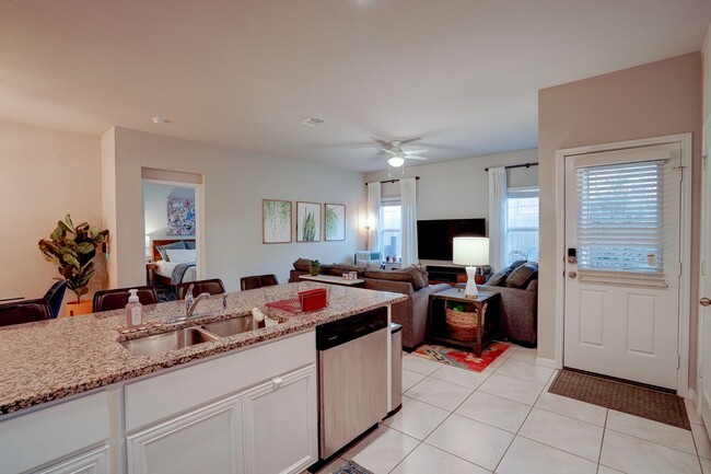 Building Photo - Warm & Spacious 3 Bed, 2 Bath Home with Fenced Backyard