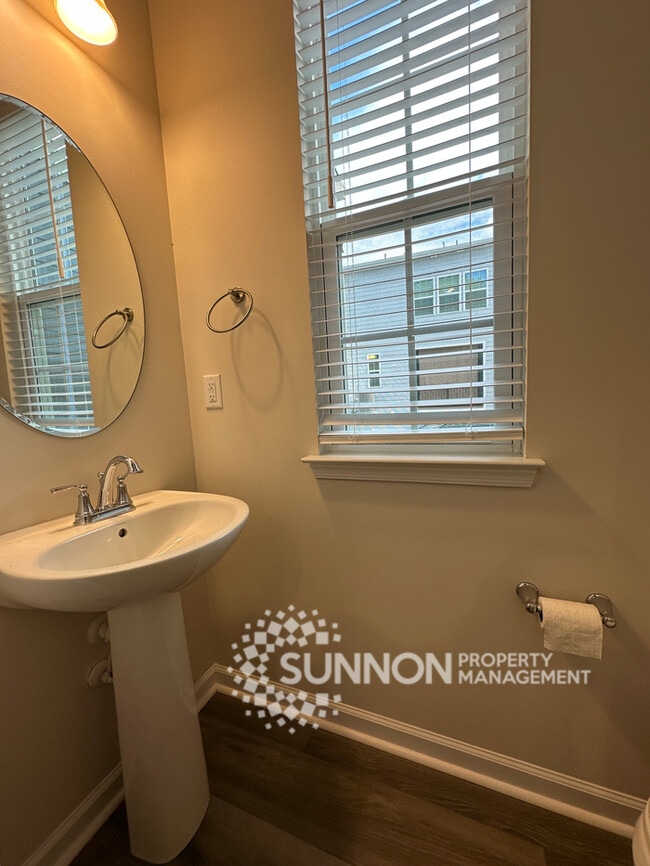 Building Photo - Beautiful 4 Bed 3.5 Bath Townhome minutes ...