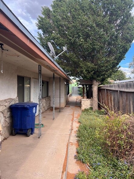 Building Photo - 816 Ortiz Dr SE