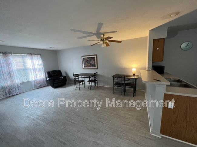 Building Photo - 522 S Sunrise Dr