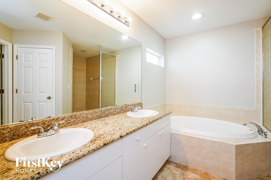 Building Photo - 4028 NE 10th Pl