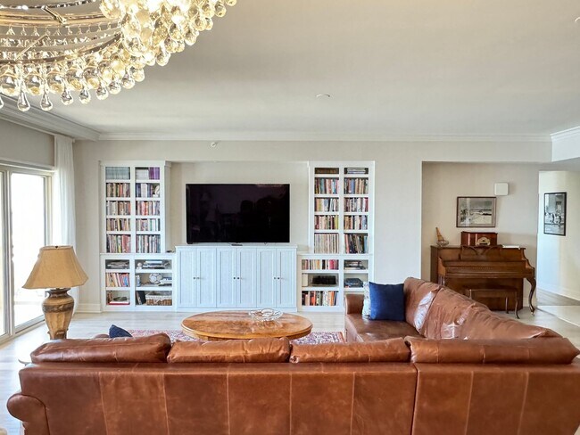 Building Photo - Seasonal/short term 3/2 renovated Ritz Carlton beauty with long water views