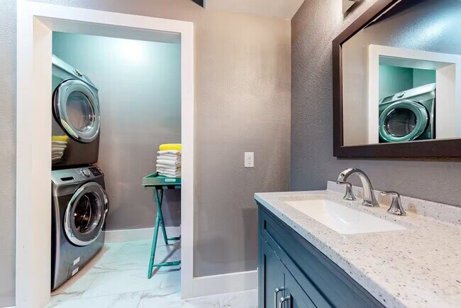 Building Photo - 607 Sand Key Dr