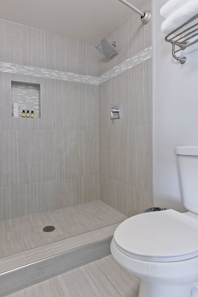 Building Photo - Modern home w Private Pool, Spa, Pets Welc...