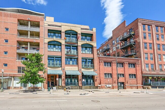 Building Photo - $2,350.00 - 1 Bed 1 Bath Condo with Centra...
