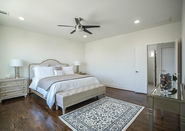 Building Photo - 2004 Rosedale St