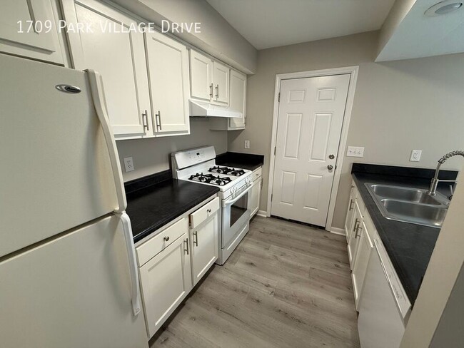 Building Photo - 1709 Park Village Dr