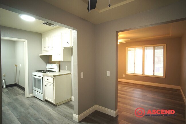 Building Photo - 1318-1320 El Tejon Ave