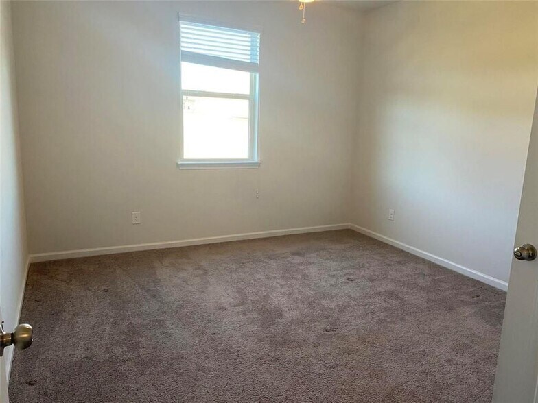 Building Photo - 5650 Mirror Lake Dr