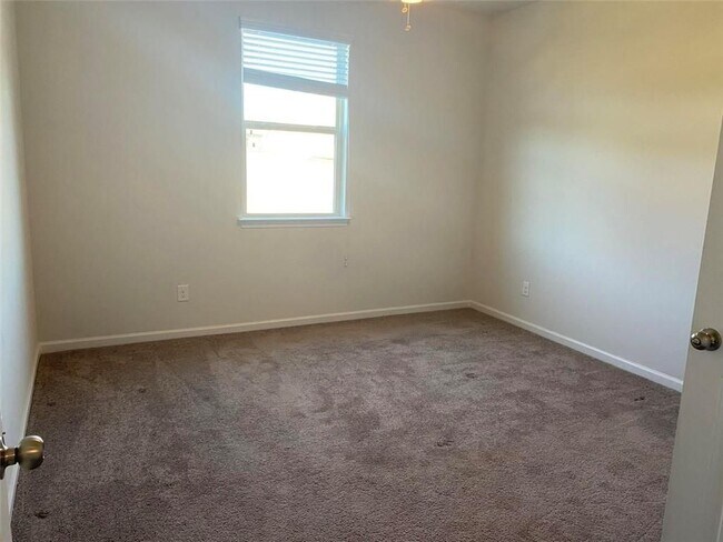 Building Photo - 5650 Mirror Lake Dr