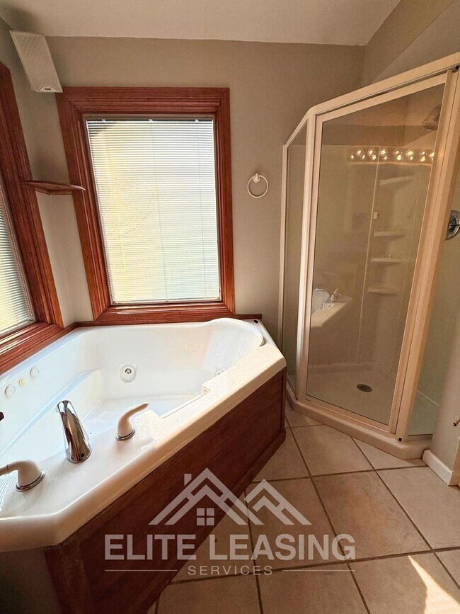 Building Photo - Luxury Living in Auburn