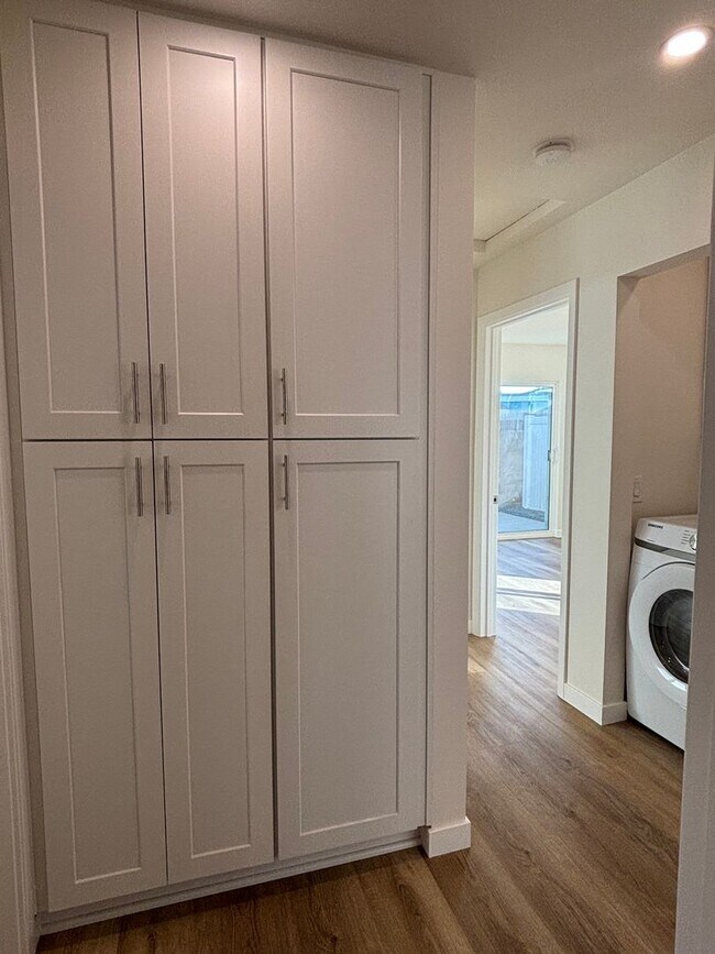 Building Photo - Contemporary 3 Bedroom Duplex with Washer Dryer and Mini Split AC