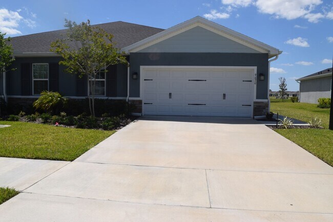 Building Photo - Stunning and elegant fully furnished 3/2/2 villa with Pool, hot tub & Lake views