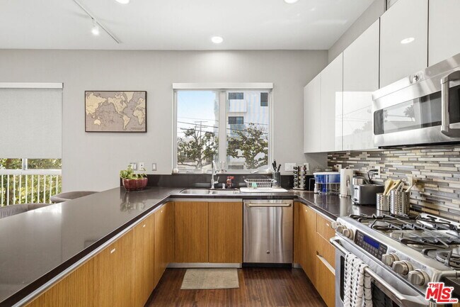 Building Photo - 5911 Saturn St