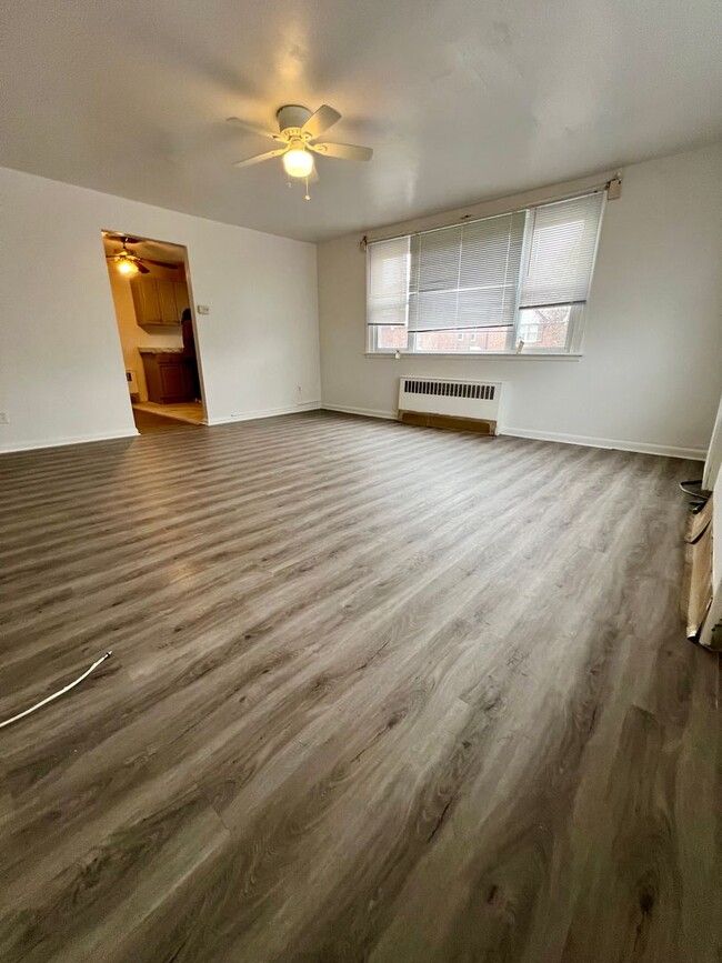 Building Photo - Newly Renovated 2-Bedroom Apartment in Ste...