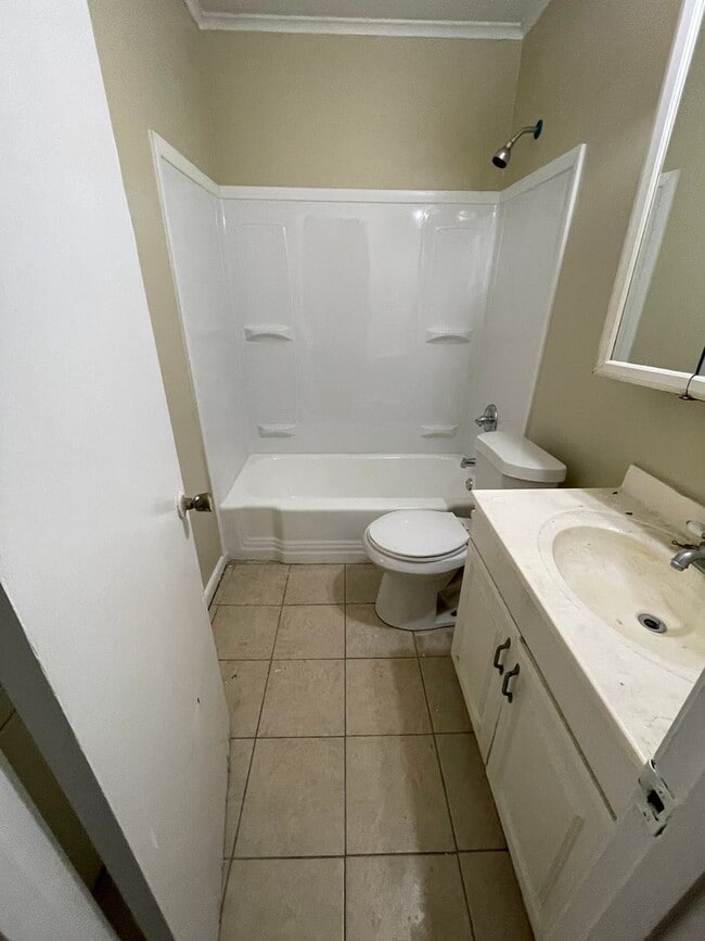 Building Photo - Cute One Bedroom Unit in Queensborough