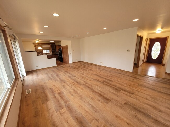 Building Photo - 364 N Everett Dr