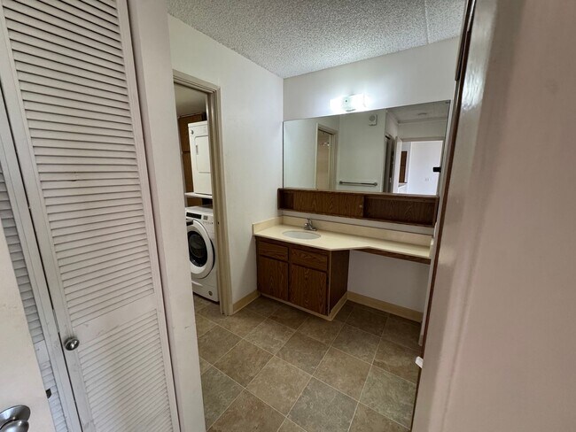 Building Photo - Pearl Regency #1913