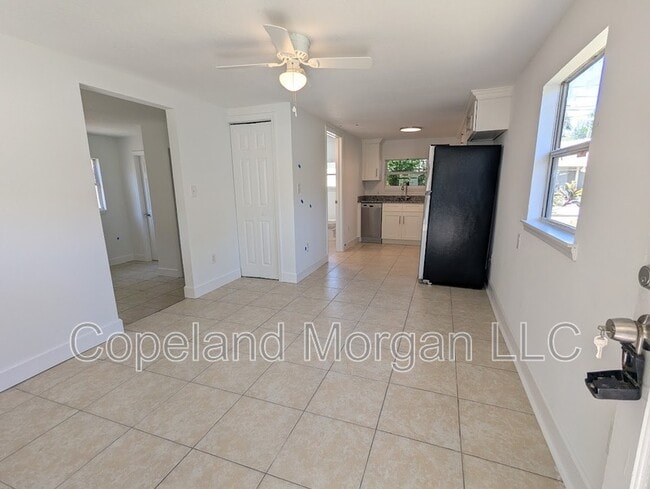 Building Photo - 2033 1/2 20th Street South