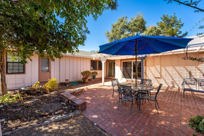 Building Photo - 190 Fairway Ln