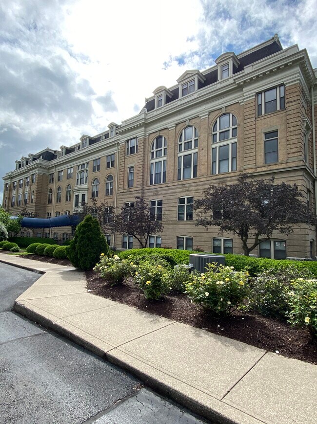 Building Photo - 803 E 6th St