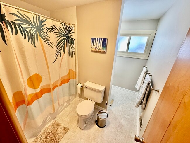 Building Photo - 325 Kishwaukee Dr