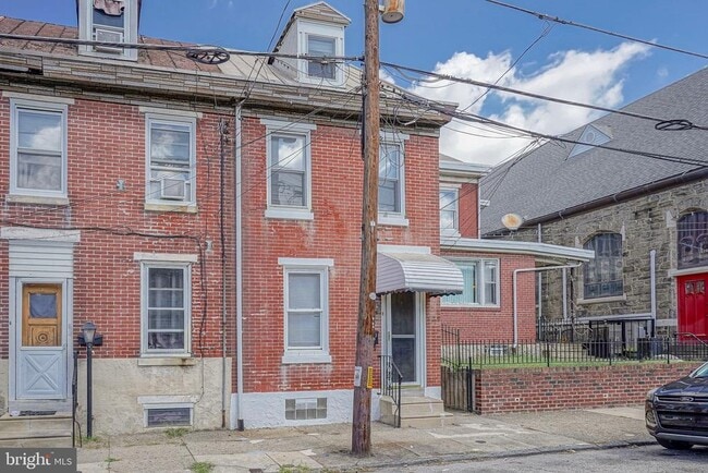 Building Photo - 2713 Kirkbride St