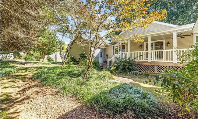 Building Photo - Charming ranch home 3 bedrooms and 2 bathrooms in Burlington w/ 5 garage spaces.