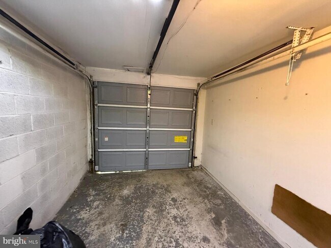 Building Photo - 9388 Neil Rd