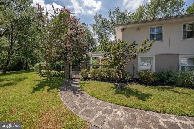 Building Photo - 327 Strathmore Rd
