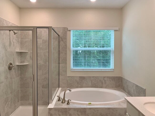 Building Photo - Beautiful Town house for Rent