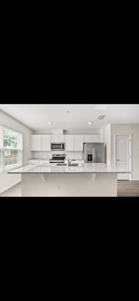 Building Photo - 2745 Flushing Dr