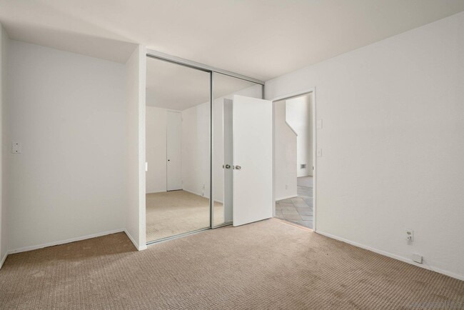 Building Photo - 2544 Navarra Dr