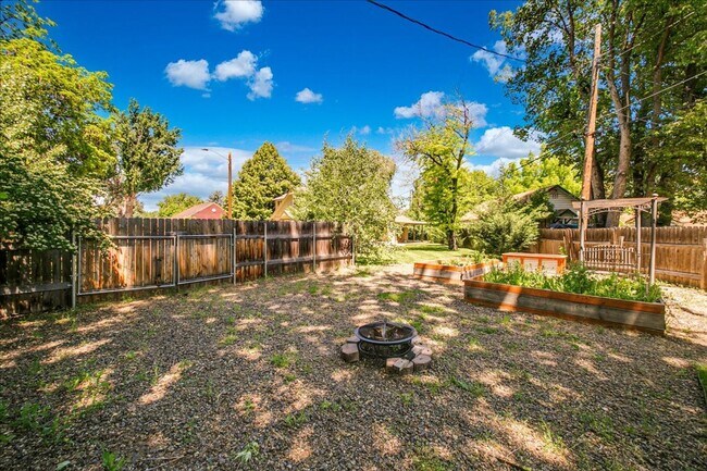 Building Photo - North End corner lot with garden and TONS ...