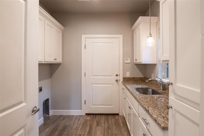 Building Photo - 12037 Ashford Dr