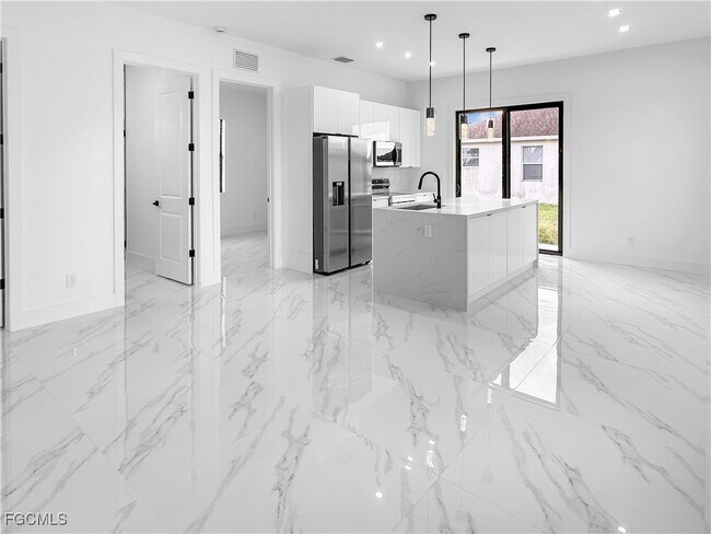 Building Photo - 916 Sara Ave N