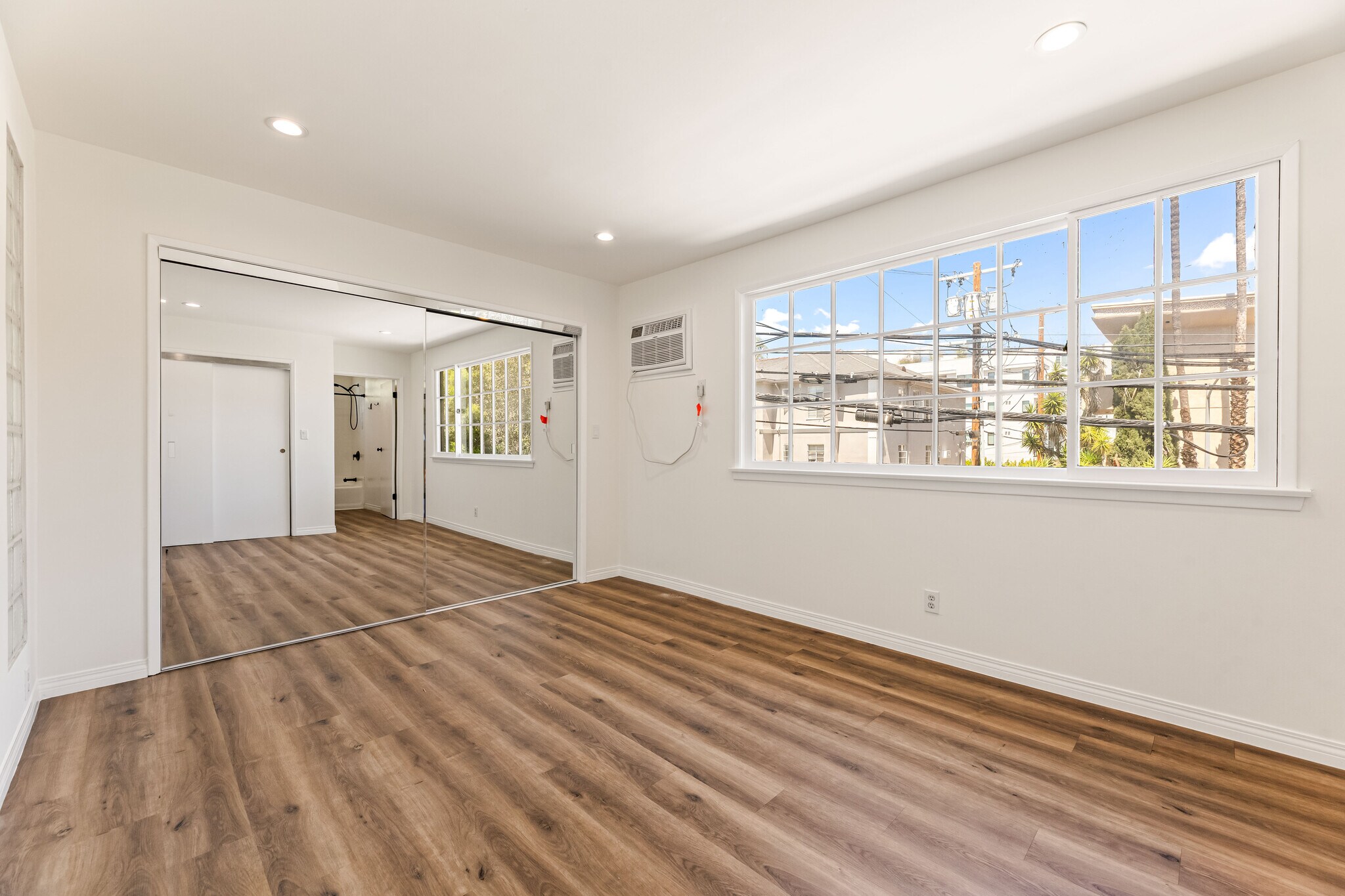 Building Photo - 801 S Burnside Ave