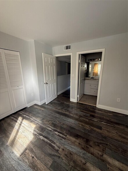 Building Photo - 320 Palm Cir E