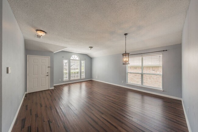 Building Photo - Spacious single-story 4-bedroom, 2-bath home in Arlington, Mansfield ISD