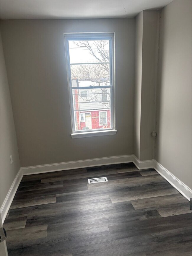 Building Photo - Spacious 3 Bedroom Home Available In East Baltimore