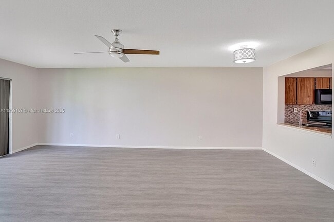 Building Photo - 311 W Laurel Dr