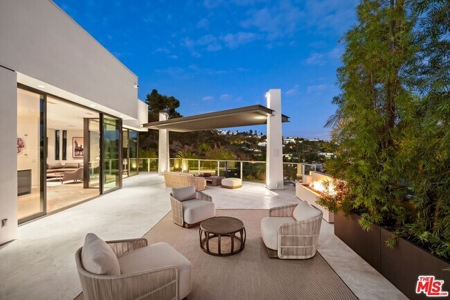 Building Photo - 9405 Sierra Mar Pl